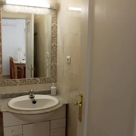 With 2 Bedrooms And Roof Terrace In The Center Of La Zenia. Free Wifi. بيت للعطل