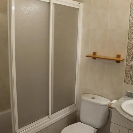 With 2 Bedrooms And Roof Terrace In The Center Of La Zenia. Free Wifi. بيت للعطل *