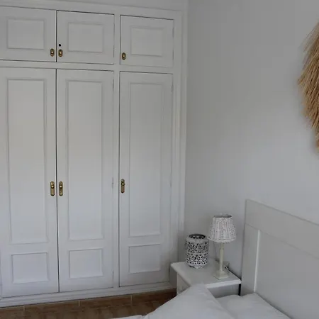 With 2 Bedrooms And Roof Terrace In The Center Of La Zenia. Free Wifi. بيت للعطل *