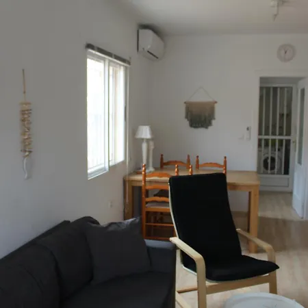 With 2 Bedrooms And Roof Terrace In The Center Of La Zenia. Free Wifi. بيت للعطل *