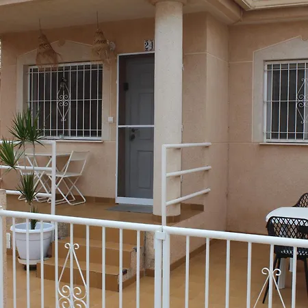 With 2 Bedrooms And Roof Terrace In The Center Of La Zenia. Free Wifi. بيت للعطل أوريويلا